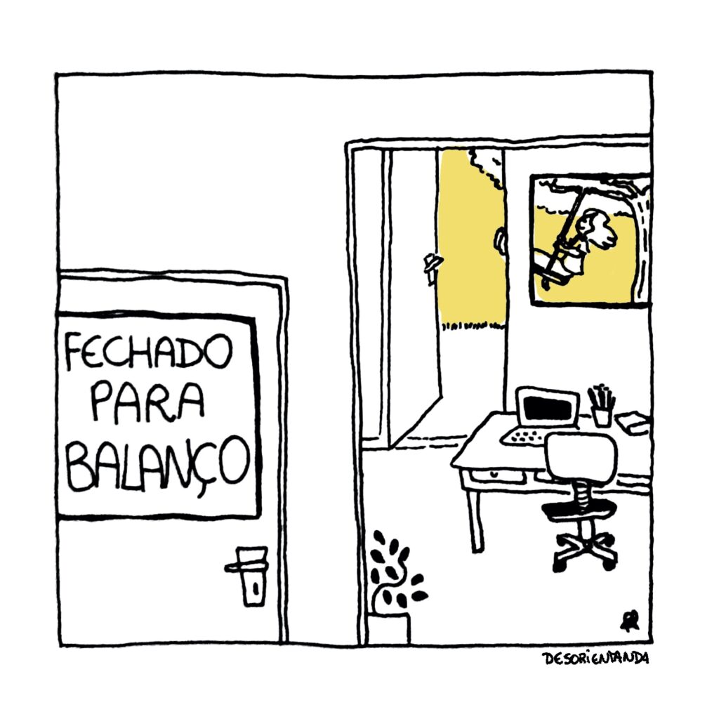 Cartum contendo os dizeres "Fechado para balanço" em placa na entrada do que parece ser um escritório. No interior dele se encontra uma mesa com computador e cadeira desocupados, atrás da qual abre-se uma porta para um quintal, onde a personagem se movimenta em um balanço instalado nos galhos de uma árvore. Tira Desorientanda. Selo de quadrinhos independentes Academicomics. 