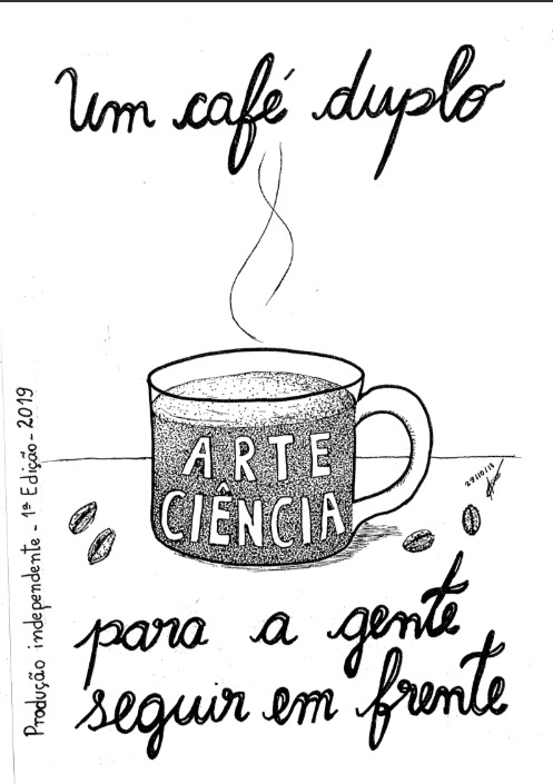 Caneca de café cheia, com as palavras "arte" e "ciência", e a frase "Um café duplo para a gente seguir em frente".